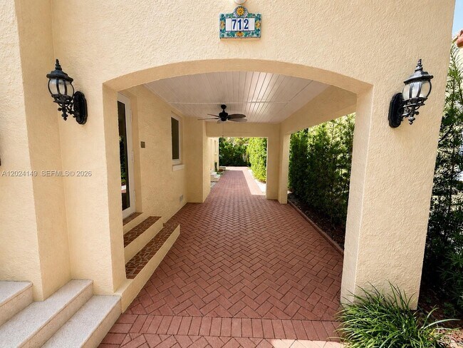 Building Photo - 712 Navarre Ave
