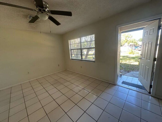 Foto del edificio - ** UNFURNISHED 2 BEDROOM\2 BATH DUPLEX AVAILABLE ** SAN CARLOS PARK FORT MYERS ** READY FOR A LON...