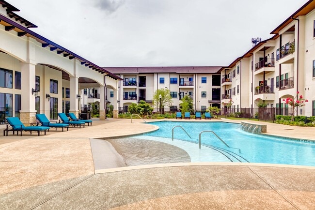 Resort Style Swimming Pool - Laurel at Vintage Park Apartments
