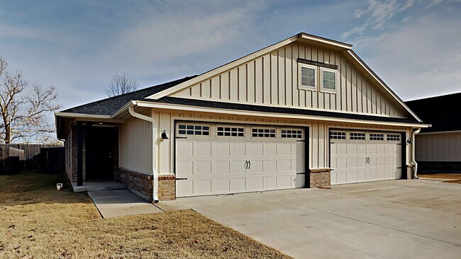 Building Photo - 2 Bedroom 2 Bath Duplex Close to Tinker AF...