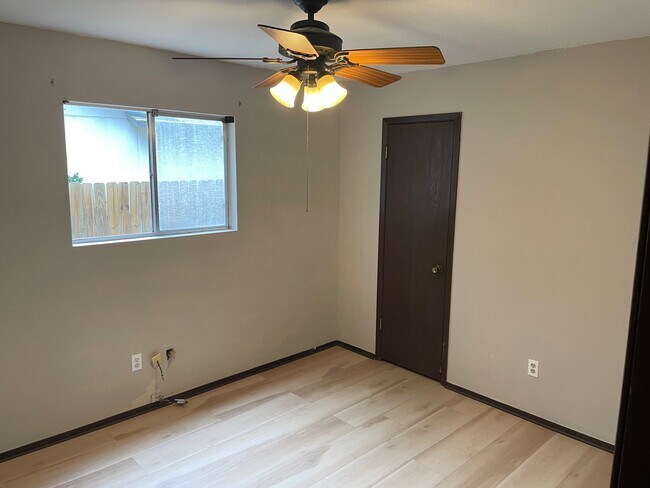Building Photo - 1404 Hillcrest Dr