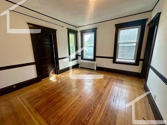 Foto del edificio - No Brokers Fee, Oak Sq. Area, Porch, Eat-in Kitchen, Laundry on a Site