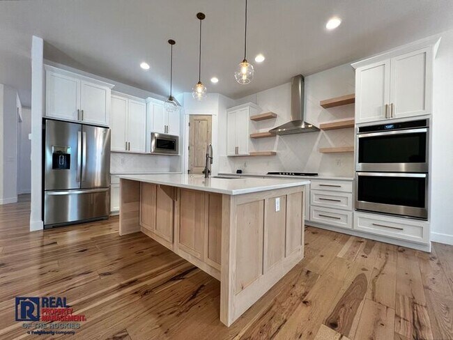 Building Photo - Gorgeous 4 bed 3 bath + Office home locate...