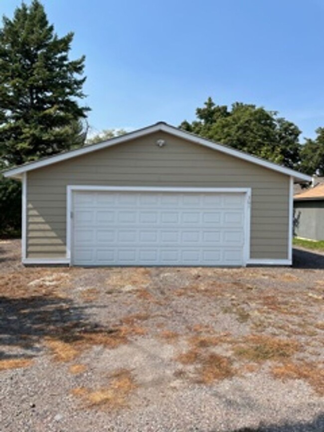 Foto del edificio - 3 bedroom 2 bath house in downtown Kalispell