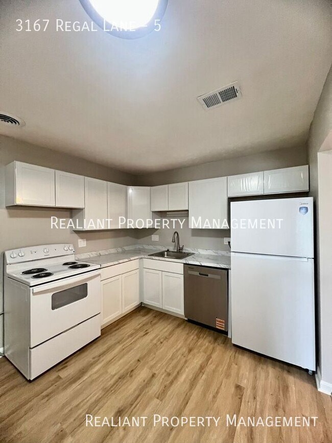 Foto del edificio - 3167 Regal Ln