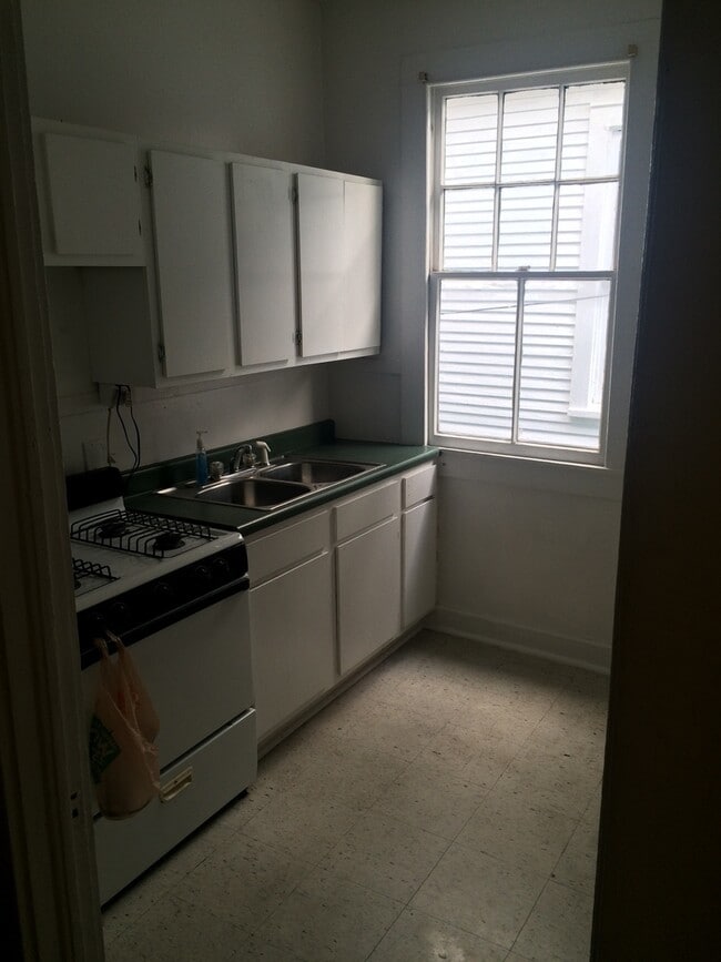 Building Photo - 2BD/1BA, Off Street Parking!