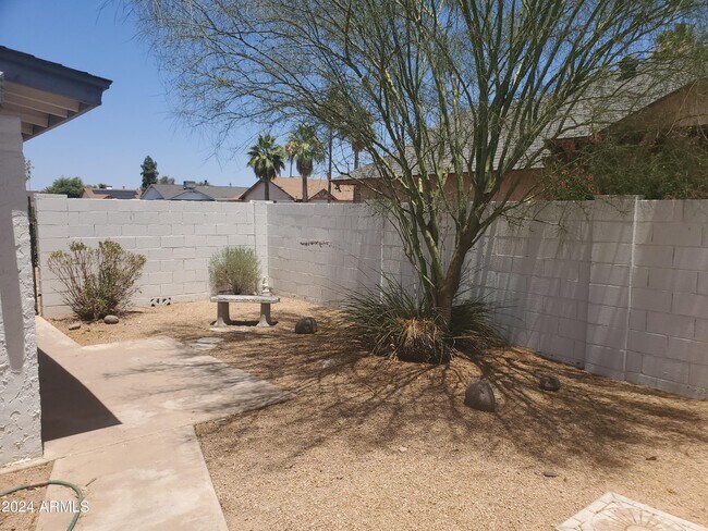 Building Photo - 9045 W Palo Verde Ave