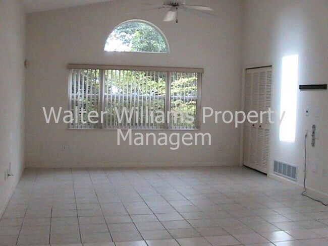 Foto del edificio - Spacious pool home