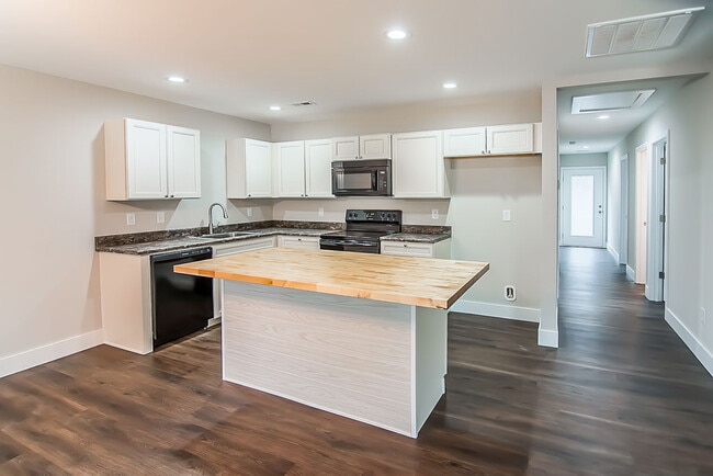 Kitchen - 52 Creekside Ln