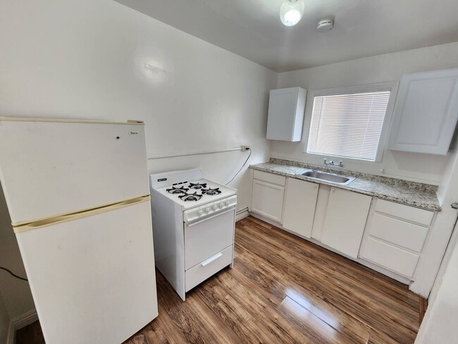 Building Photo - 6554 El Rey Ave