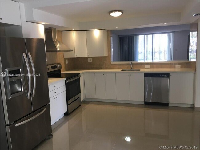 Foto del edificio - 3 bedroom in Hallandale FL 33009