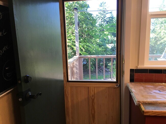 Puerta trasera a la cubierta - 5007 SW Custer St