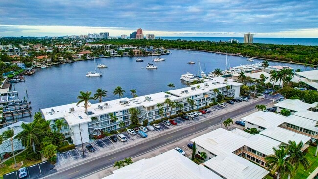 Building Photo - 2727 Yacht Club Blvd