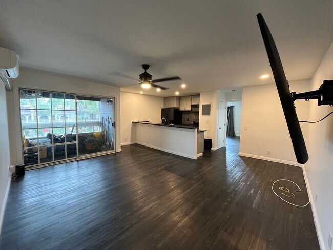 Foto del edificio - MOVE-IN READY 1+1 w/gated entry, 2 parking spaces + pool!
