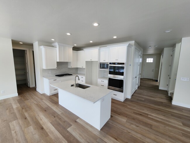 Building Photo - 1349 E Bluebell Ct
