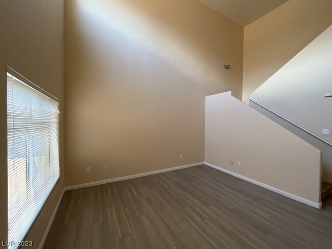 Building Photo - 4915 E Russell Rd