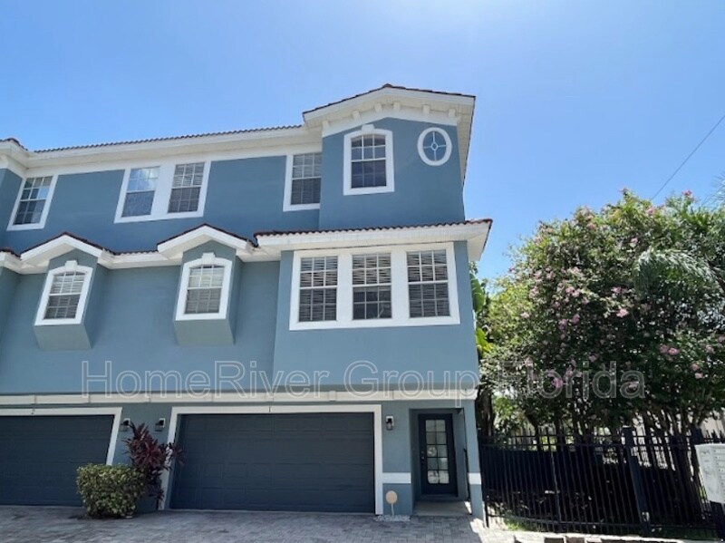 Primary Photo - 3111 W De Leon St
