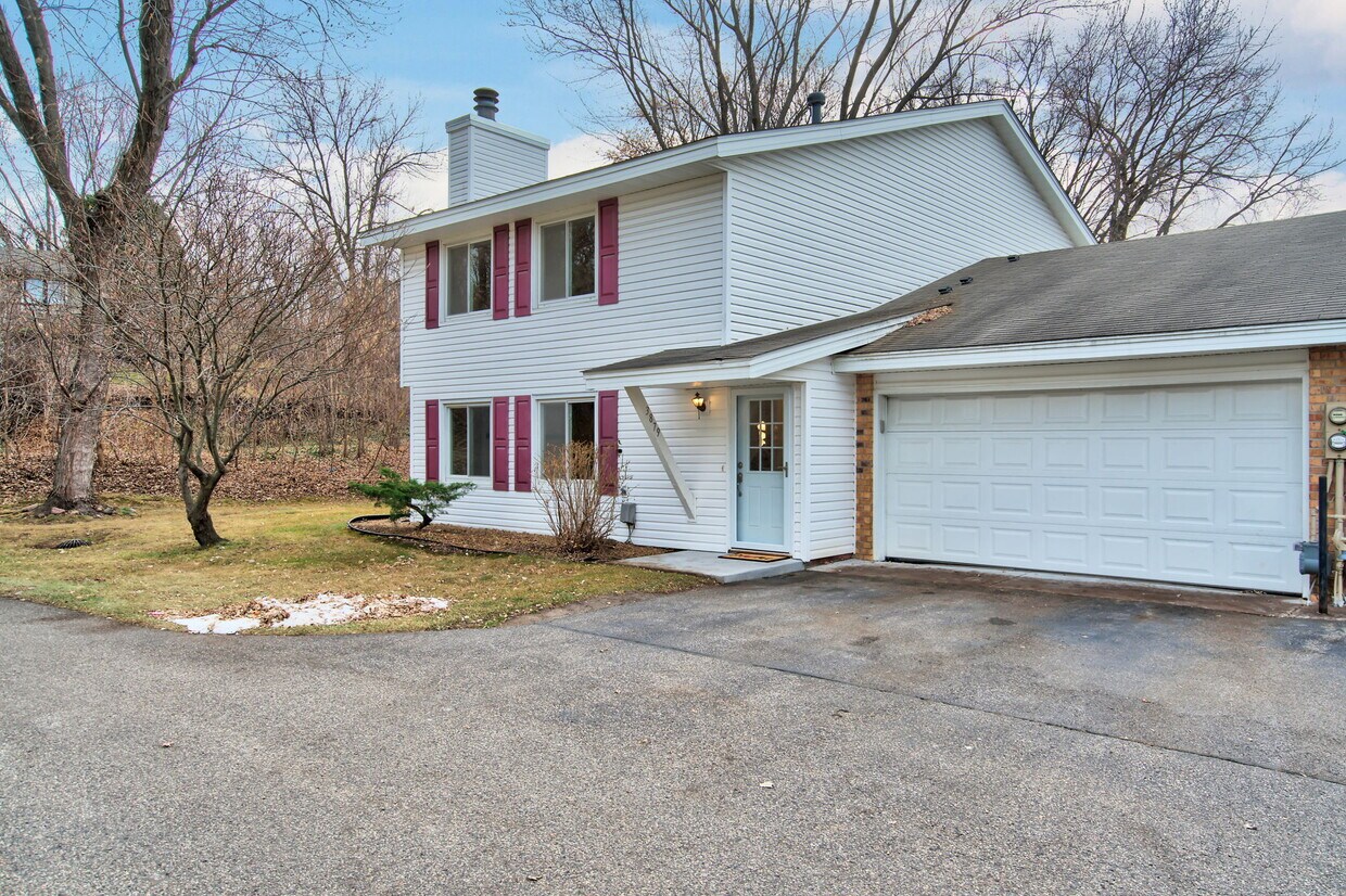 End unit townhouse - 3879 Dolomite Dr