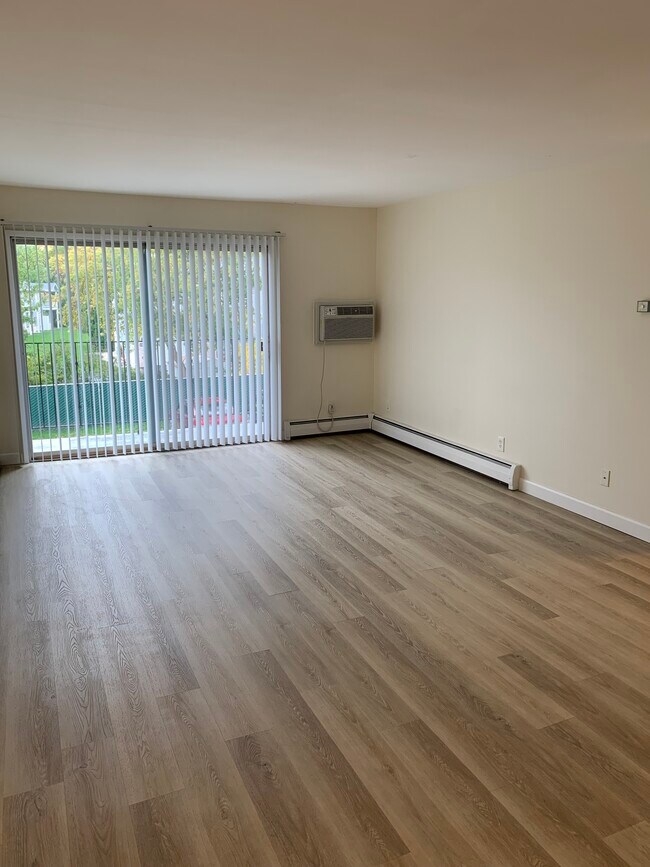 Living Room - 1465 Sheridan Rd