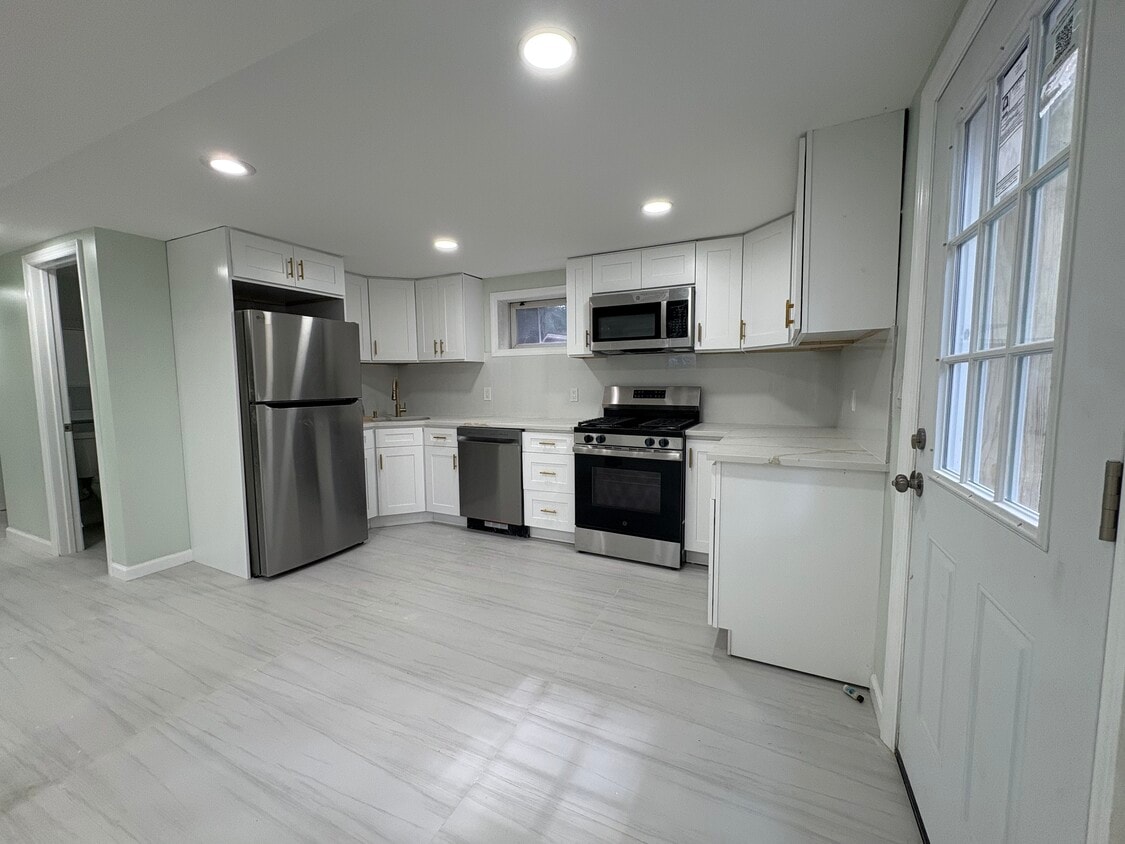 Renovated Huge 1 BR brand new by OWNER - 14 Shore Dr