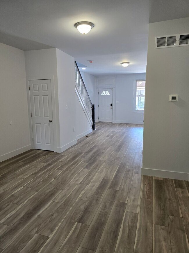 Foto del edificio - Gorgeous Fully Renovated 3-Bedroom Home | ...