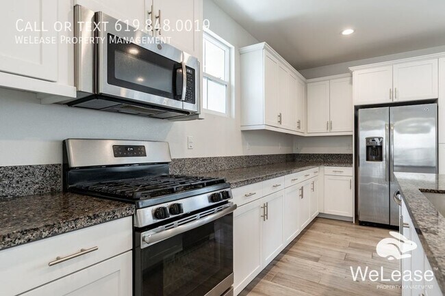 Building Photo - Spacious 3 bed & 2.5 bath with great views...