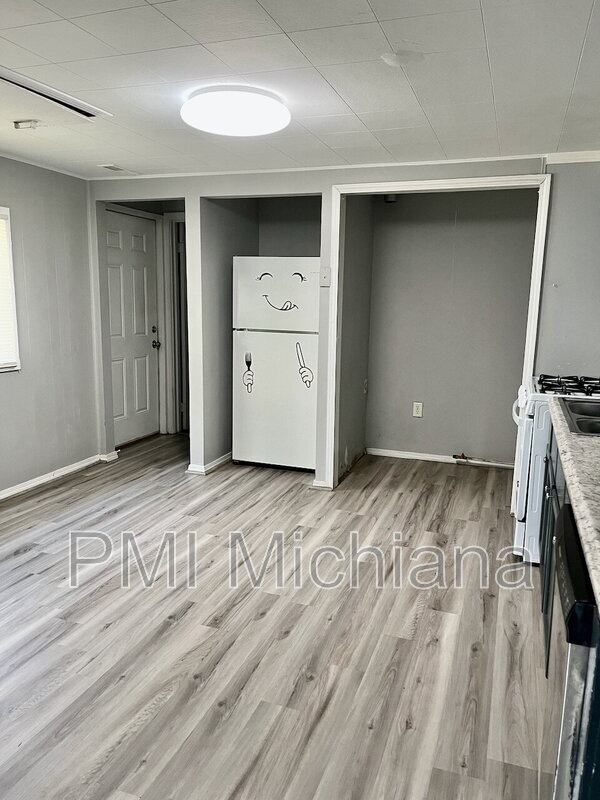 Building Photo - 1527 E Fox St