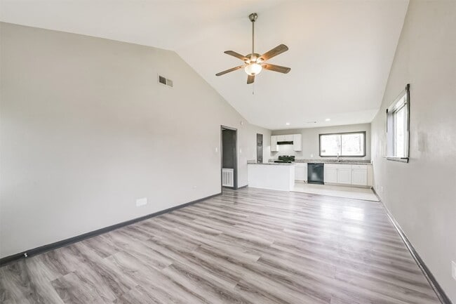 Building Photo - 2718 Summertime Dr