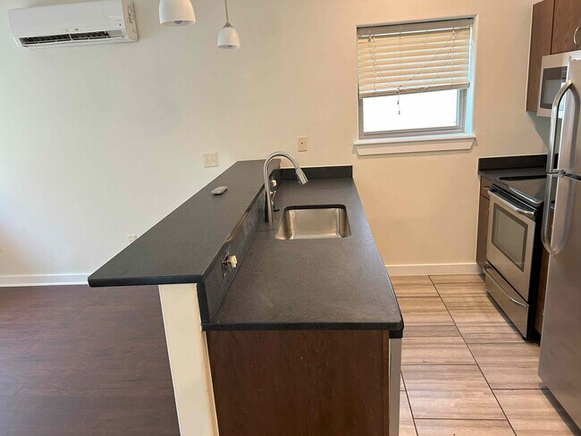 Building Photo - 719 N Oakland Ave