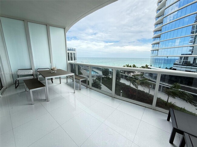 Foto del edificio - 15811 Collins Ave