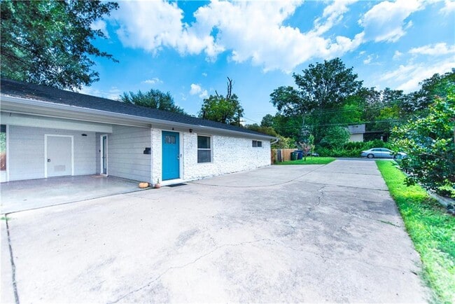 Building Photo - 4908 Rowena Ave