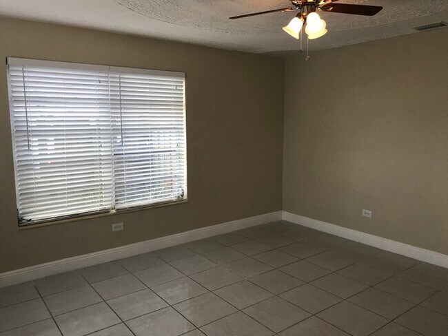Building Photo - 2100 SW 68th Way