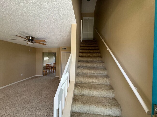 Building Photo - Spacious Mulit-Level 2 Bedroom Townhome-Pa...