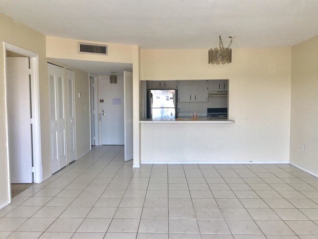 Building Photo - 4160 Inverrary Dr