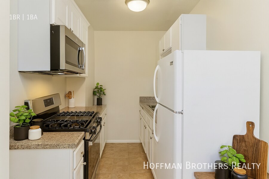 Building Photo - 443 S Catalina St