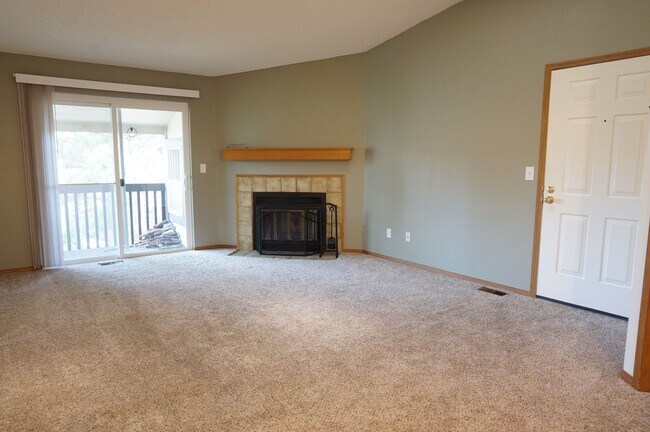 Building Photo - Super Cute, Move-in Ready, Spacious, 2nd F...