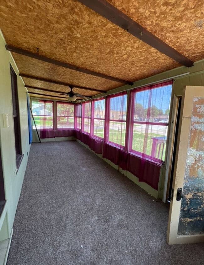 Building Photo - Great Location - $2000 Down / $880 Month