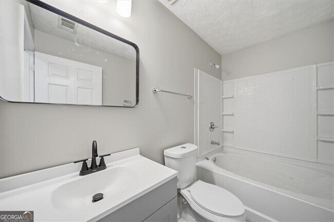 Building Photo - 8201 Fairington Ridge Cir