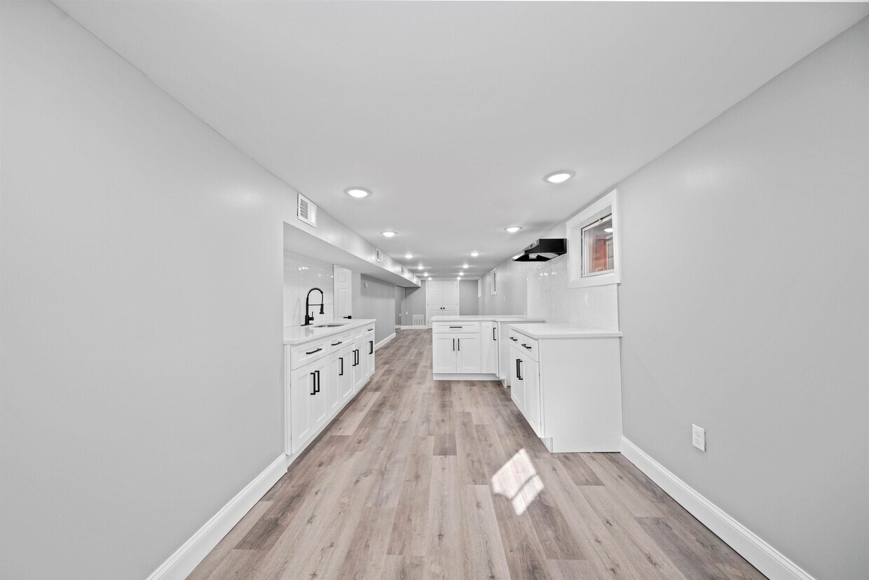 24 W 35th St Unit B1, Bayonne, NJ 07002 Room for Rent in Bayonne, NJ