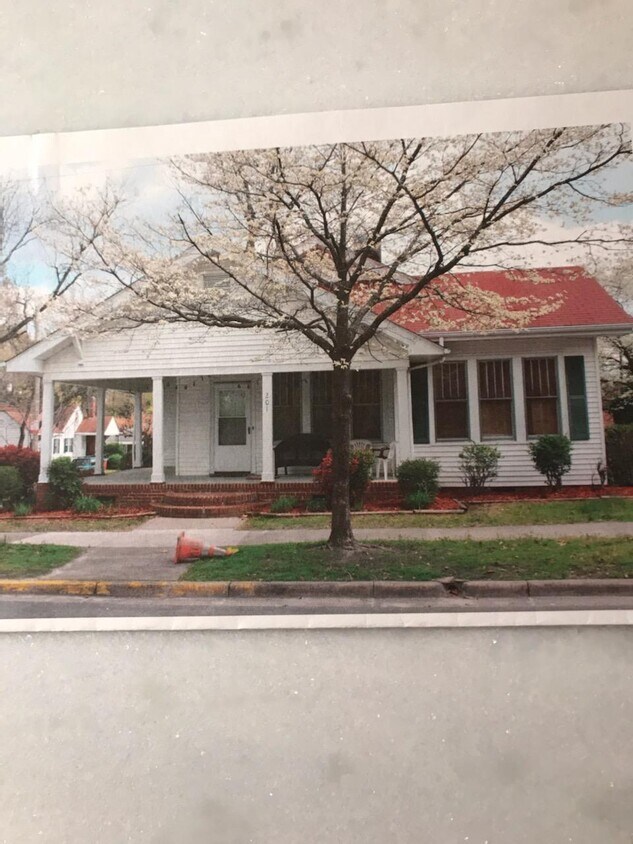 Exterior - 201 S Summit St