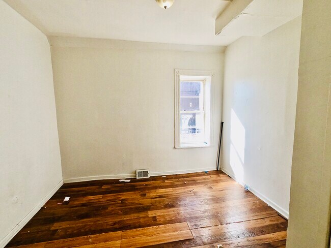 Building Photo - 776 Hallett St