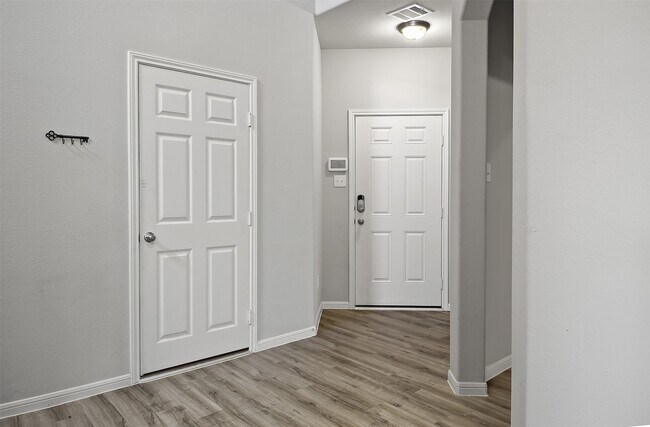 Foto del edificio - 2210 Windy Grove Dr