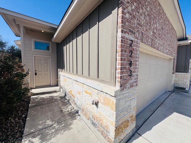 Building Photo - Luxury 3/2 duplex in NBTX