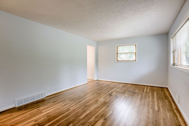 Foto del edificio - 1230 Cole Creek Dr