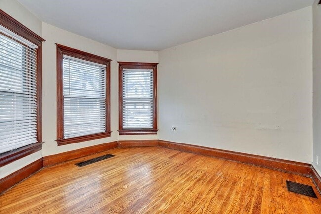 Building Photo - 371 Alexander St