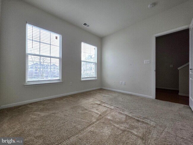 Foto del edificio - 12855 Clarksburg Square Rd