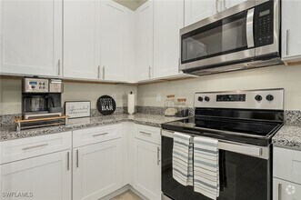 Building Photo - 918 NE 13th Pl