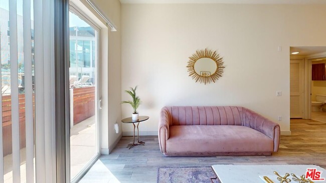 Building Photo - 950 E 3rd St