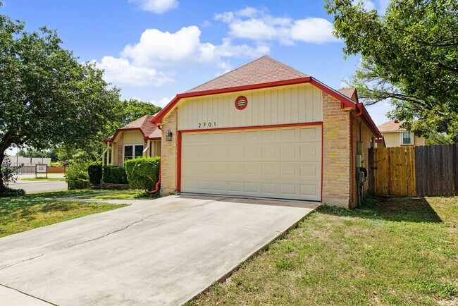 Building Photo - 2701 Hillview Ln