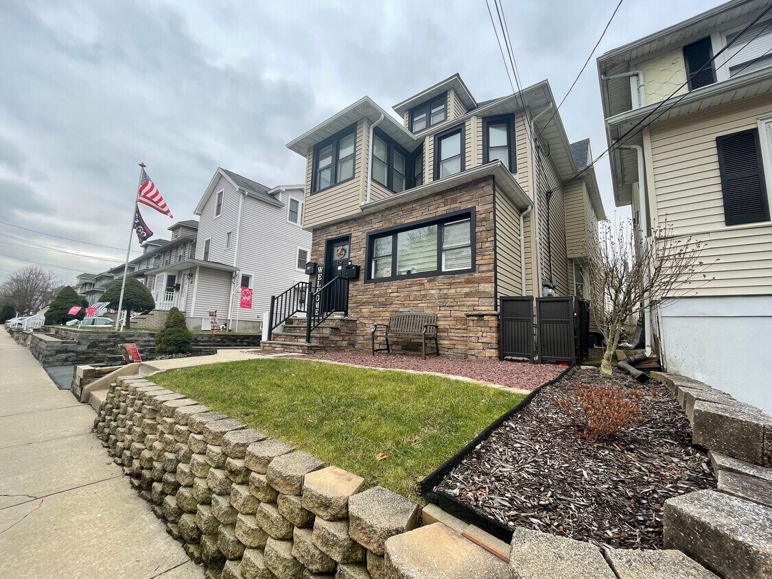 19 Gordon St Unit 2, Ridgefield Park, NJ 07660 Room for Rent in